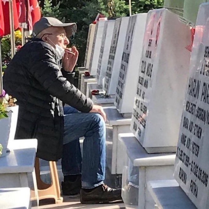 YzbAltay's tweet photo. - Baban sigara içiyor mu?
+ İçmiyor Komutanım.
- İçecek... https://t.co/jfT5Psthhz
