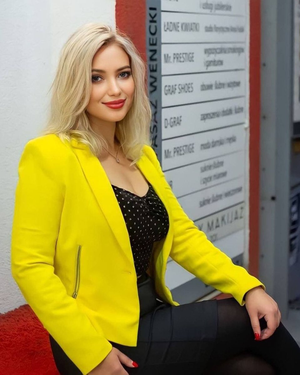 ukrainewomen_'s tweet image. Kinda want to stay in, kinda want to be kissed under streetlights 🤷‍♀️💋