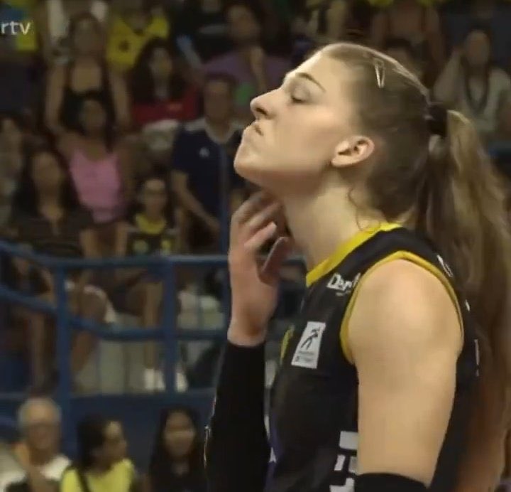 userheitor's tweet image. fiz uma entrevista hoje pra auxiliar de cozinha ne, nao exijo experiência pq é ensinado.. falei a descrição da vaga e tudo e o cara me pergunta "mas será que ce nao me ensina isso em home office?" 

23 anos, é foda vei