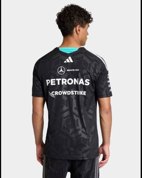 2026年のメルセデスAMG F1チームウェアの模様(adidasらしくサッカー