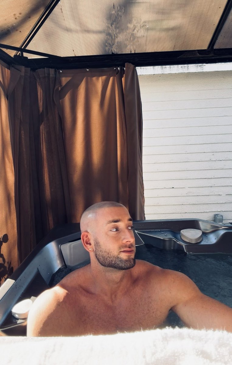 _MuscleMatt's tweet image. a beautiful southern california morning to work from the hot tub 🥵🫠