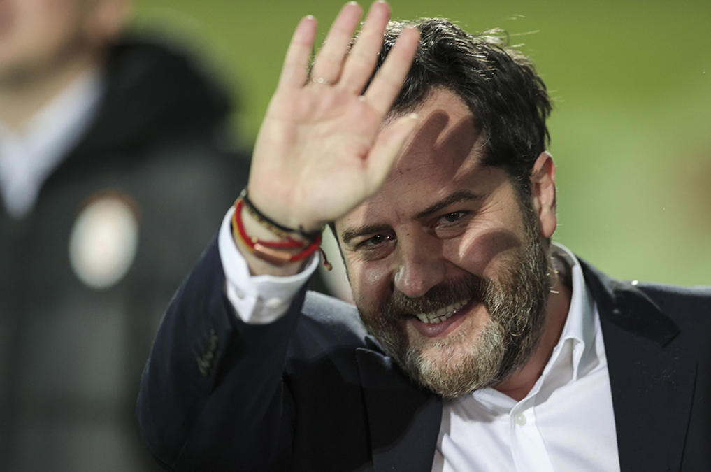 Erden Timur, taraftar için kırmızı çizgidir.!

Kaçma şüphesi yokken, deliller netleşmemişken verilen tutuklama kararı hukuka aykırı ve orantısızdır.

Galatasaray yönetiminin sessizliği de istifayla ödenecek.! 

Allah doğru olanlarla beraberdir.
#ErdenTimurYalnizDegildir