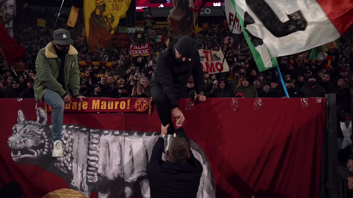 SerieA_EN's tweet image. Nothing but love for De Rossi at the Olimpico ❤️‍🔥