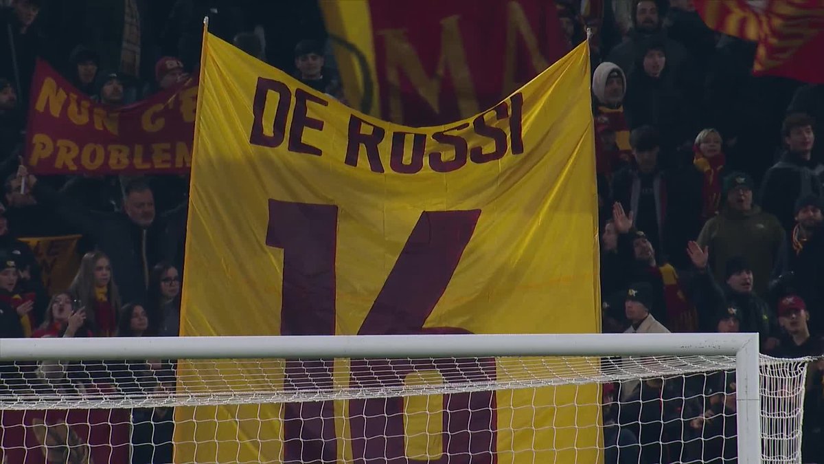 SerieA_EN's tweet image. Nothing but love for De Rossi at the Olimpico ❤️‍🔥
