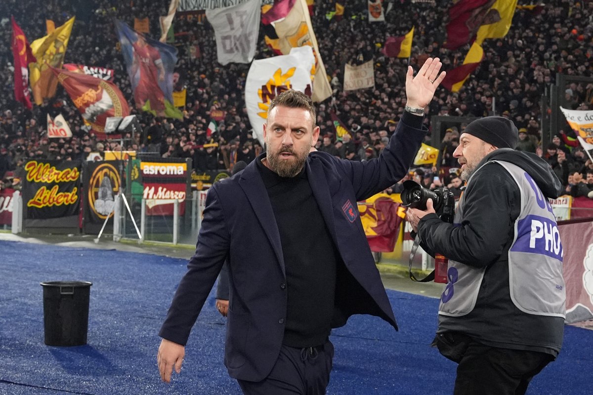 SerieA_EN's tweet image. Nothing but love for De Rossi at the Olimpico ❤️‍🔥
