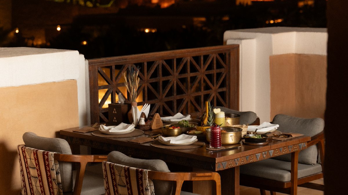 جلسة دافئة وأطباق معدة بعناية لعيش تجربة شتوية بين نخيل الدرعية ✨🤎

في فرع الدرعية تحب أكثر الجلسات الداخلية او الخارجية ؟

#عسيب