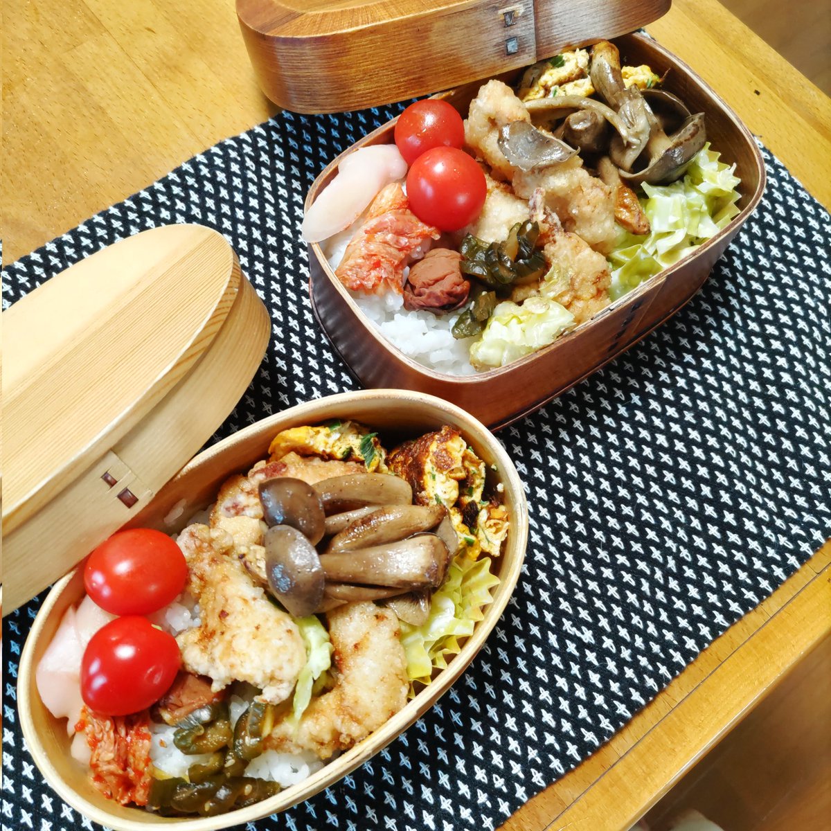 mayu2wind's tweet image. 今日の曲げわっぱお弁当は、鶏のからあげ、ネギ入り卵焼き、ハタケシメジのバターソテー、コールスロー、ミニトマト、キムチ、胡瓜の醤油漬け、岩下の新生姜、梅干し、白米。