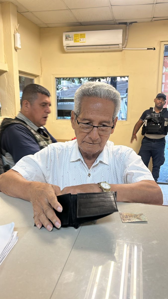 El señor de la foto se encuentra en la policía de Betania. Cualquier persona que lo conozca y pueda comunicarse con sus familiares pasar a buscarlo. No se tienen mayores detalles de la persona.