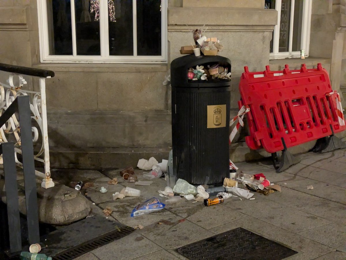 Porta do Sol, #Vigo. 
Aprendendo á prole comportamentos  típicos do nadal vigués e o significado da escoba de platino.
