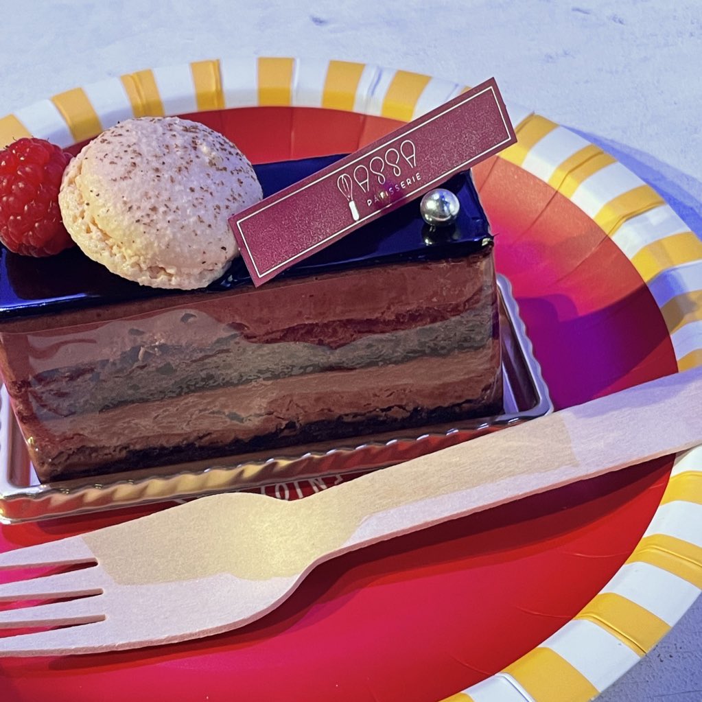 実は千秋楽の日に誕生日をお祝いしてもらいました〜🎂
不意打ちすぎるぜ〜
もちろんケーキはチョコケーキです！！
お父さんが食べられないからね！私が代わりにね！！

まだまだ舞台の余韻は抜けず🕺
#床サラ
#床の間企画
