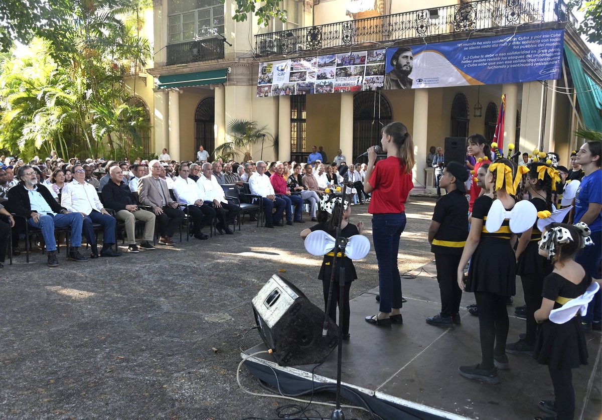 🇨🇺| Para celebrar el aniversario 65 del Instituto Cubano de Amistad con los Pueblos, tuvo lugar en la tarde de este lunes, en la sede de esa organización cuya esencia es la solidaridad, un acto político que contó con la presencia del Presidente <a href="/DiazCanelB/">Miguel Díaz-Canel Bermúdez</a>.

🧵