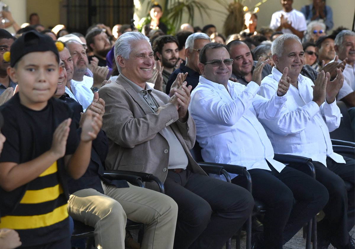 PresidenciaCuba's tweet photo. 🇨🇺| Para celebrar el aniversario 65 del Instituto Cubano de Amistad con los Pueblos, tuvo lugar en la tarde de este lunes, en la sede de esa organización cuya esencia es la solidaridad, un acto político que contó con la presencia del Presidente @DiazCanelB.

🧵 https://t.co/5jA5lXON1g