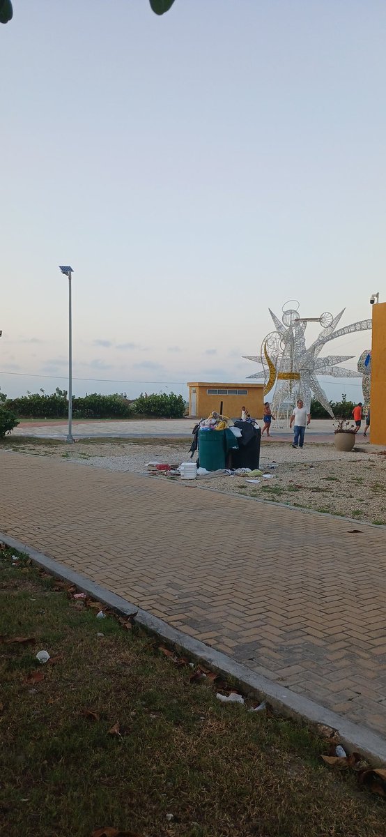 rudaoba's tweet photo. Señor alcalde @dumek_turbay todo esfuerzo por dejar el parque lineal del túnel de Crespo hermosamente iluminado se pierde con la cantidad de basuras que tiene , de quien es la responsabilidad? @ANI_Colombia @Pacaribe https://t.co/ZZSknlw6Fp