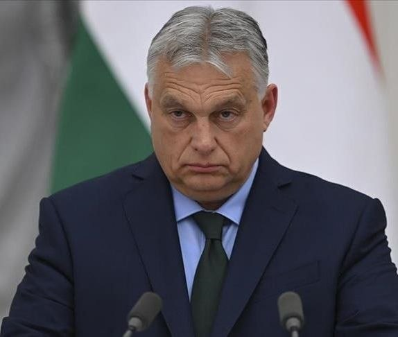 _MASSlMO_'s tweet photo. VIKTOR ORBAN PRENDE A PEDATE BILL GATES 

“La nostra terra è fertile, il nostro bestiame è sano, la nostra gente è la nostra priorità e non la avveleneremo con carne finta! Fine della discussione.” 

💯% d'accordo... e voi? https://t.co/Py14FwV0fe