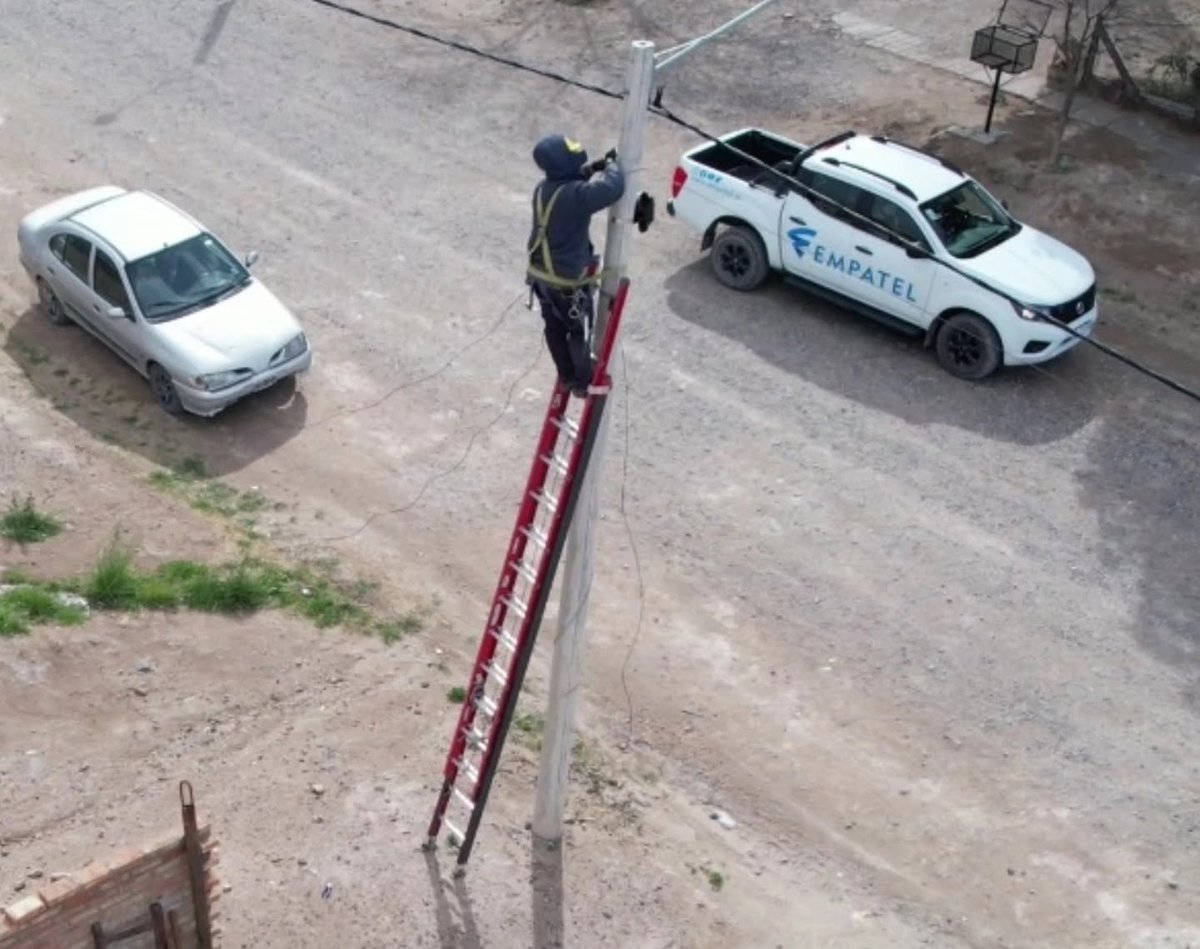 🏗️Puelches ya tiene fibra óptica domiciliaria  
Un nuevo paso hacia la inclusión digital: más de 100 hogares, la escuela, la posta sanitaria y el municipio ahora contarán con internet de alta velocidad.
👇
<a href="/ZiliottoSergio/">Sergio Ziliotto</a>
<a href="/acurciarello/">Antonio Curciarello</a> 
<a href="/azulueta17/">Andrés Zulueta</a>