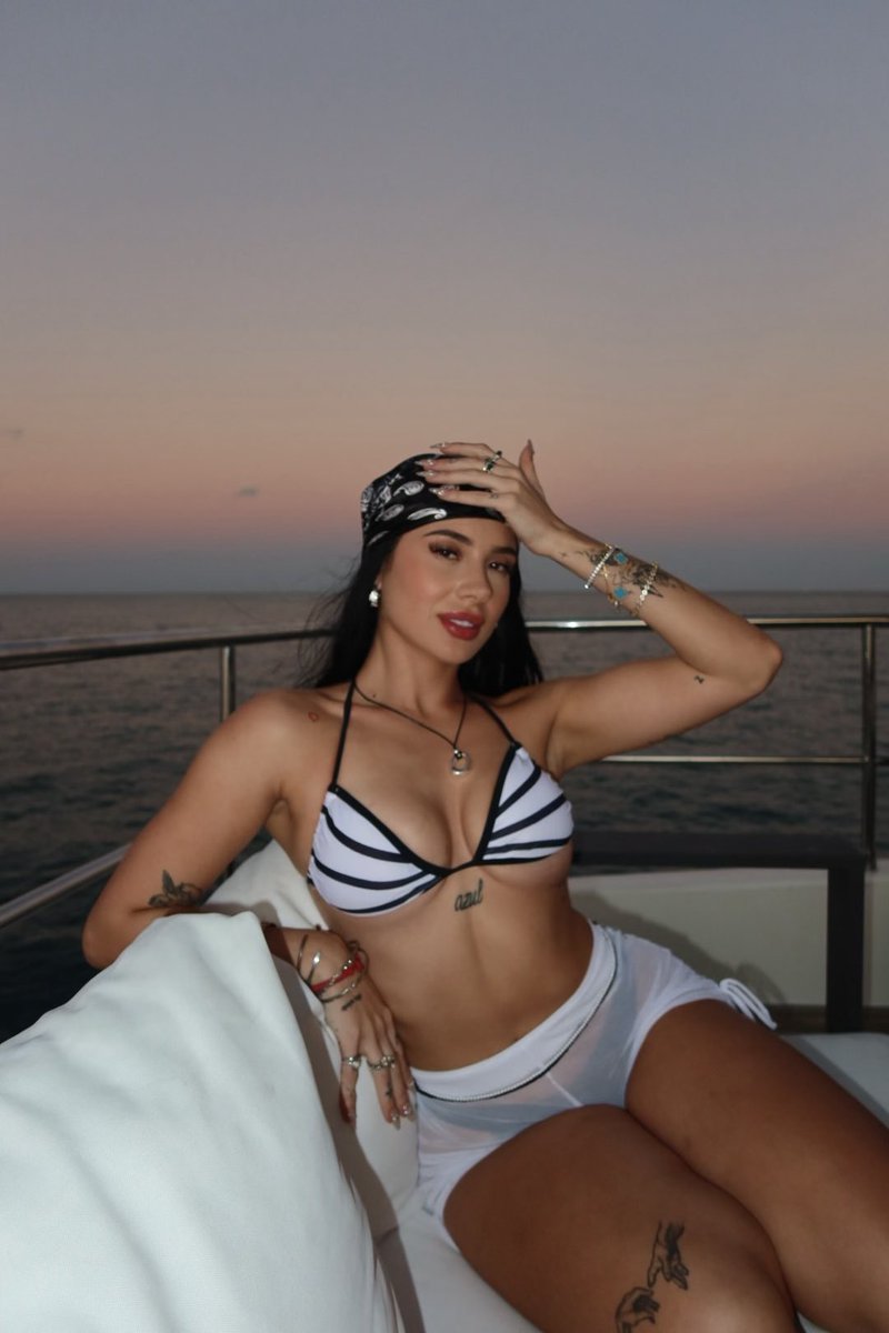 onacasella's tweet image. Sunday candy 🌅