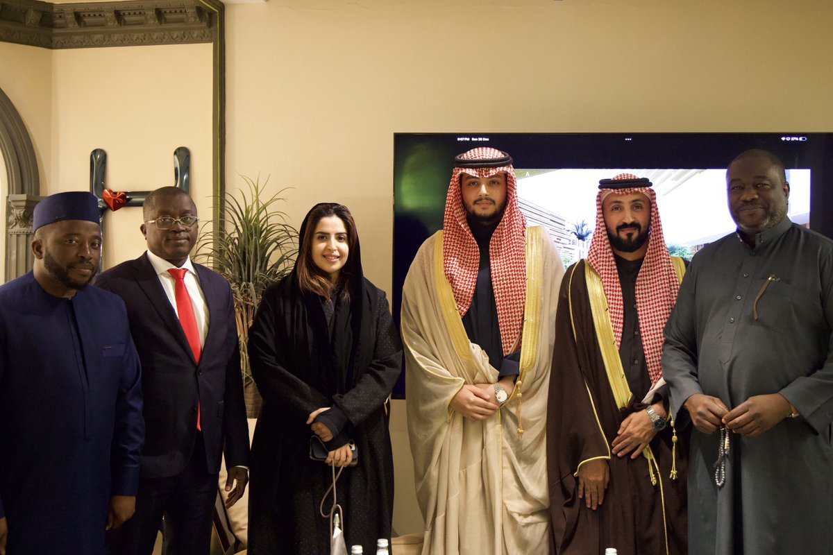 سعدنا مساء أمس باستقبال وفد جمهورية غينيا بيساو برئاسة معالي وزير النقل والمستشار الخاص لفخامة الرئيس السيد أمادو لامين سانو، ضمن مبادرة دعم وتمكين الاستثمار الأجنبي. وأشاد بجهود المملكة في التخطيط الحضري والربط بين الخدمات، مؤكداً أهمية تعزيز الشراكات لدعم التنمية العمرانية.