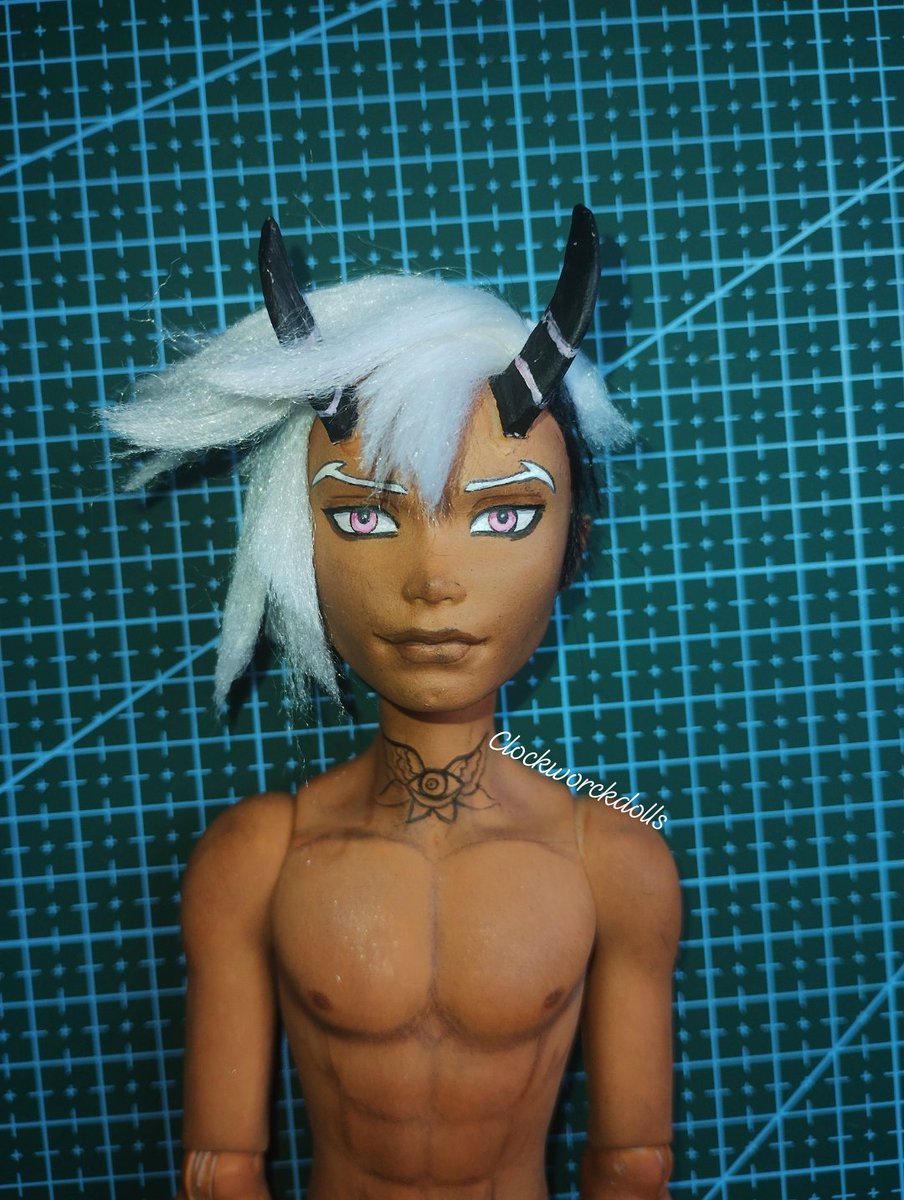 clockworck979's tweet photo. I had a random doll in one of my drawers, so I took it and made a doll based on @UrLostChance https://t.co/hjAHc6v0mL