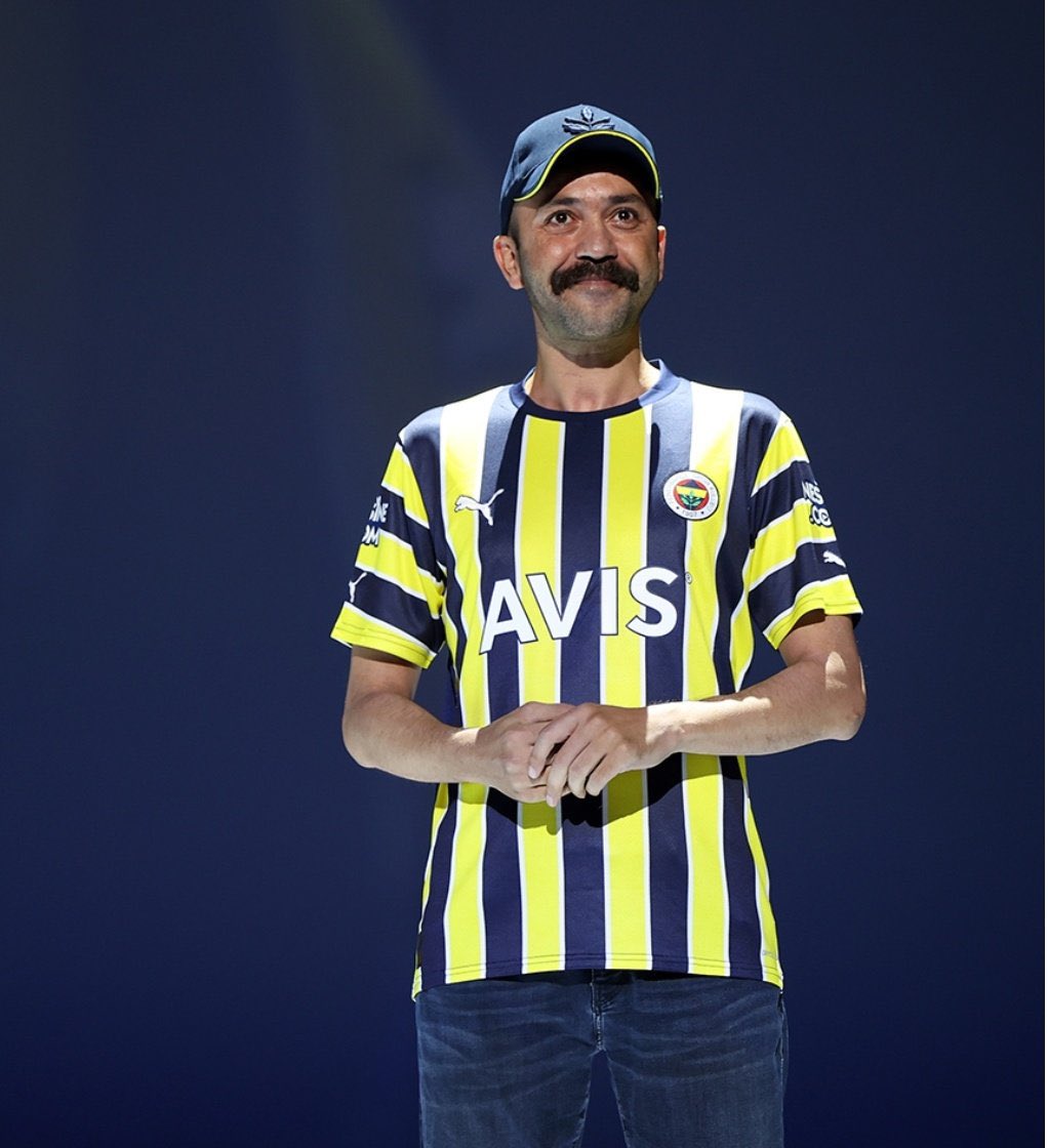 siyahcoraplilar's tweet image. Yıllardır saygısızca Fenerbahçe’ye dil uzatan çakma komedyeni yere göğe sığdıramayanları tek kelimeyle dağıttı.. @akkayasarp 👏🏻