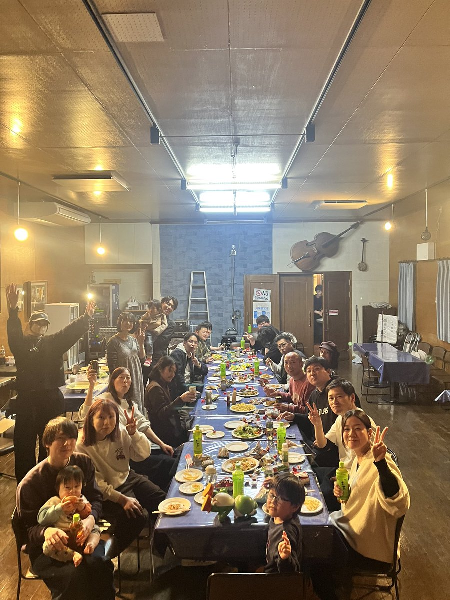 うたってポン2025終了

何を褒められても嬉しいけど

まだまだ小さい私は
歌を褒めていただけたり
ベースを、曲を褒めていただけると
「ああこれでこのバンドにいられるなあ」って
なんだかホッとするので

サウイフモノニワタシハナリタイ
です

皆様今年もとてもとても
どうもありがとうございました