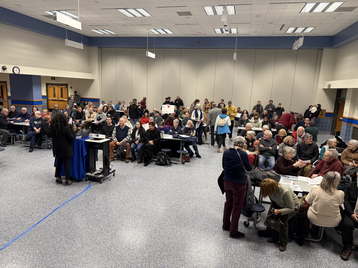 MhacklerTV's tweet image. It’s a full house at the community meeting where there LEAP district is being discussed. Many residents have concerns over how water will be there and where waste water will be pumped.