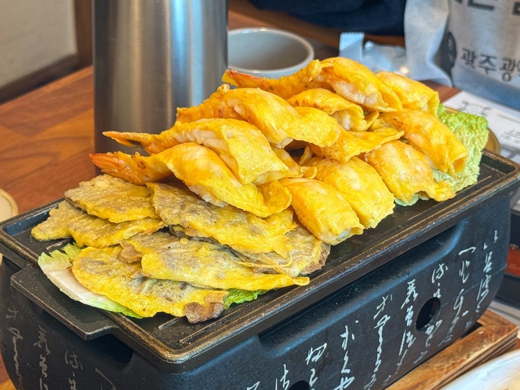 iamkimgosu's tweet photo. 위시도 간 광주 육전명가 옆에서 바로 구워주는 육전이랑 새우전 이게 맛이 없을수 있나 노릇노릇 너무 맛있어 룸으로 되어있어서 조용하게 먹을수 있다 기본 나오는 반찬도 다 맛있어 https://t.co/Nd5XksQm8F
