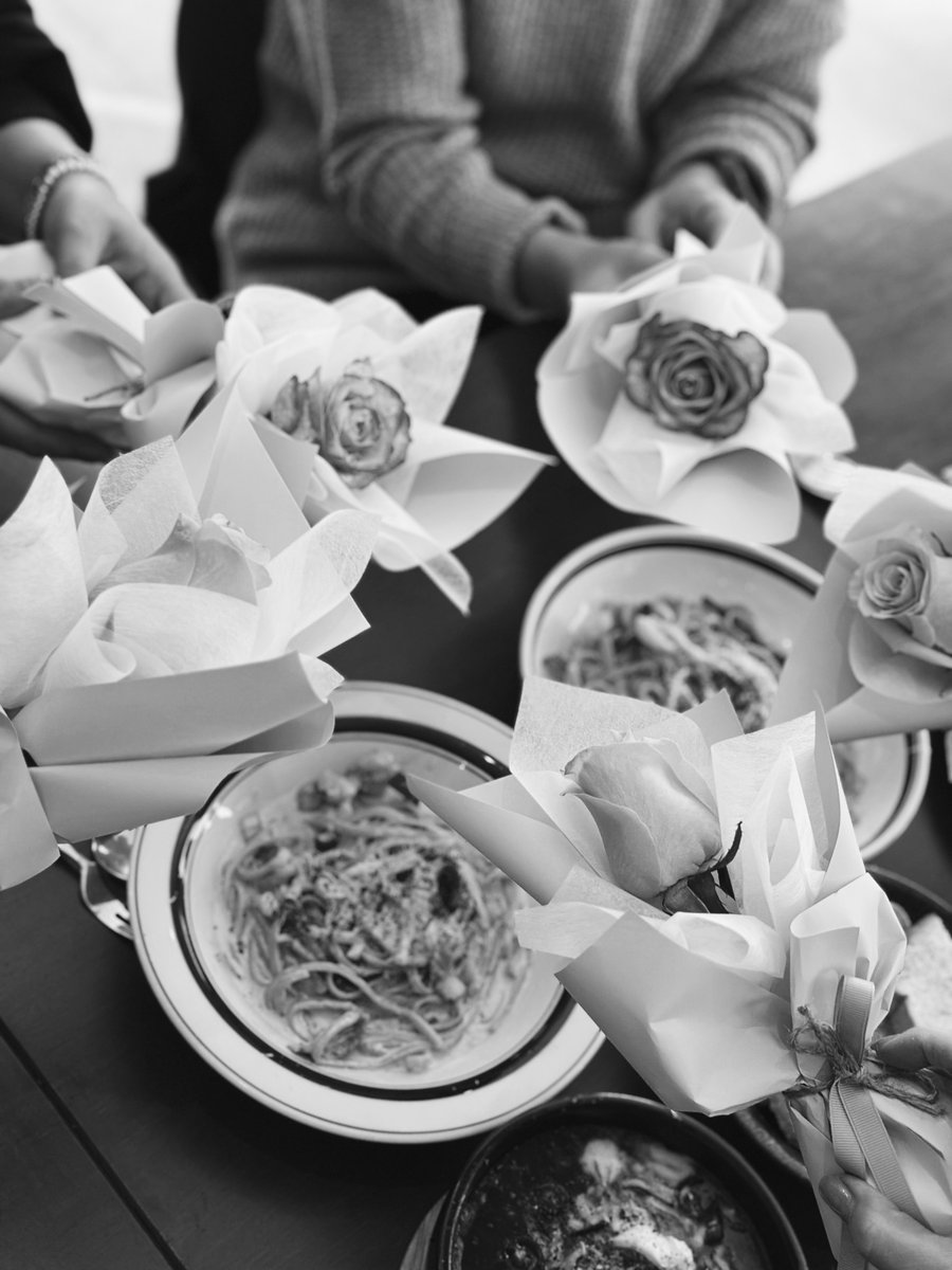 by___ism's tweet image. 일 년 동안 곁을 내어준 인연들에게 고맙다는 말을 꽃으로 전했다. 내년에도, 또 그 다음에도 오래 보자는 말까지. 웃음이 따뜻했던 식사 자리. 좋다.