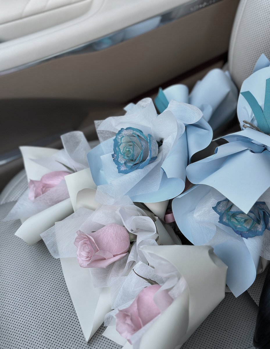 by___ism's tweet image. 일 년 동안 곁을 내어준 인연들에게 고맙다는 말을 꽃으로 전했다. 내년에도, 또 그 다음에도 오래 보자는 말까지. 웃음이 따뜻했던 식사 자리. 좋다.