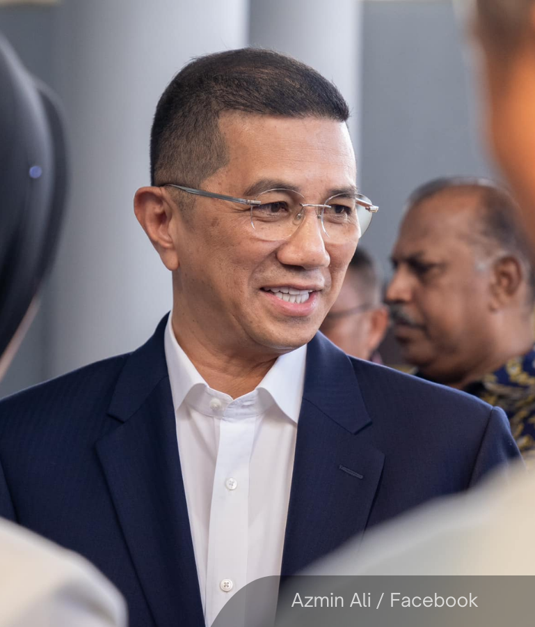 NewsBFM's tweet photo. 🚨 JUST IN: Azmin Ali has announced his resignation as Secretary-General of Perikatan Nasional following Muhyiddin Yassin's resignation as its chairman.

Azmin said since his appointment was made under Muhyiddin’s authority, he would also step down effective Jan 1.

🧵1 https://t.co/JLor5mtlaA