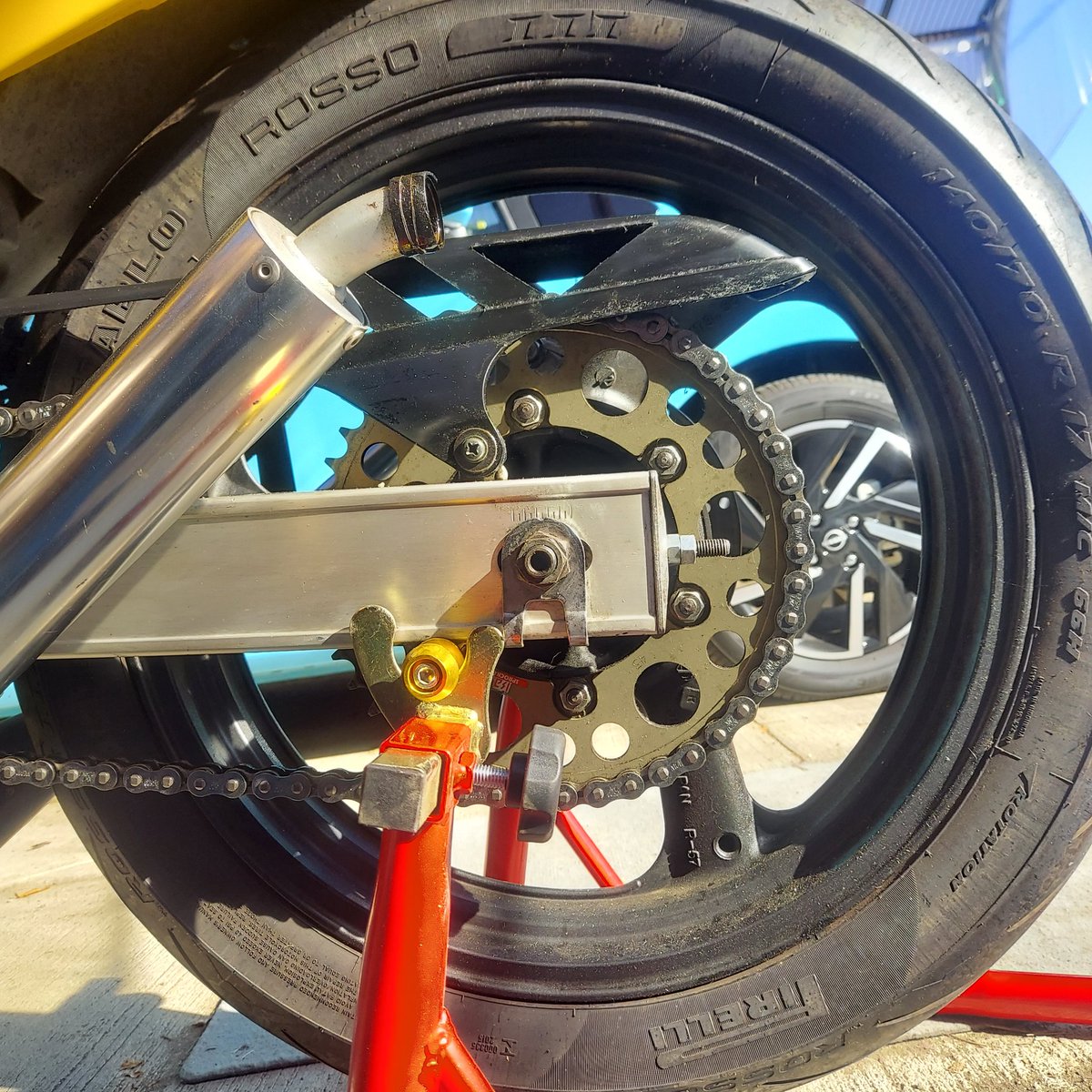 kazuyahashimoto's tweet photo. チェーンの張り調整と2ストオイルの補充をしましたよ。
チェーンはEKの520LMXっていう250cc用軽量チェーン使ってるんだけど、これ伸びが少なくて良いねo(^-^)o
2ストオイルは少し濃いめなので1000km/L位の消費率です。
#江沼チヱン #520lmx
#wakos #2ct
#r1z https://t.co/NE9hzVqICu