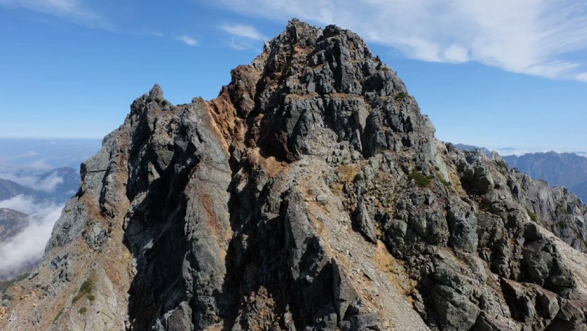 knightma310's tweet image. 富山県の剱岳は、長らく登山者を寄せ付けなかった未踏峰とされてきた。

だが…1907（明治40）年に日本陸軍陸地測量部の柴崎芳太郎たちが登頂に成功。

ついに、人が剱岳山頂に立った！

…とおもいきや

山頂には焚火の跡や、平安時代のものと思われる錫杖頭と鉄剣が残っていた。…