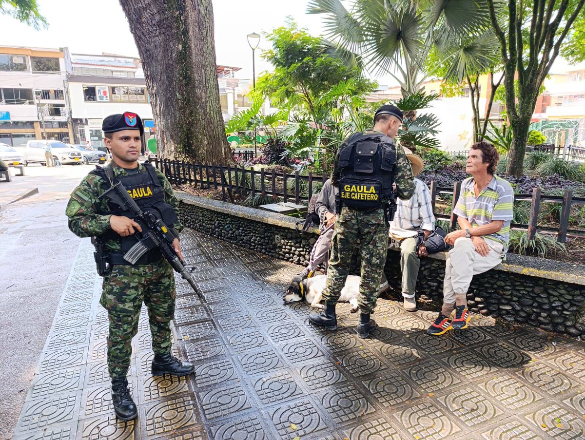Ejercito_Div5's tweet image. El @GaulaMilitares Eje Cafetero, llegó a Chinchiná, #Caldas con la campaña #YoNoPagoYoDenuncio dirigida a la población del municipio para que sus negocios y familias no sean afectadas por la extorsión y denuncien de manera oportuna este flagelo en la línea gratuita nacional 147.