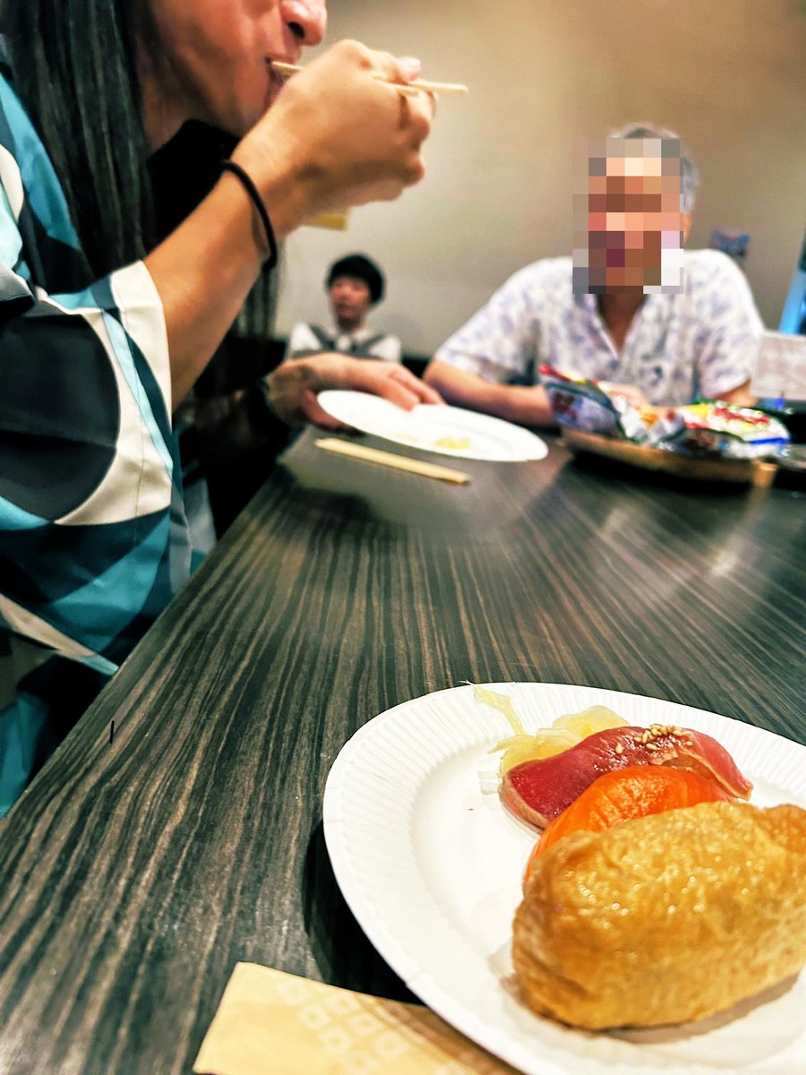 thecraterjp's tweet photo. Looking Back over 2025📸
ザ・クレーター on 8.17 浅草GoldSounds(LIVE&amp;オフショット)🏮

この日のfoodは浅草GoldSoundsのブッカーのとしぞー君が握る寿司だったが、こちらも美味かった🍣思い返せばグルメLIVEな8月でした。菊

📸by @ebonyeye21 &amp;？ 

#ザ・クレーター #livephoto #浅草 #GoldSounds https://t.co/q8SBUfgBoi