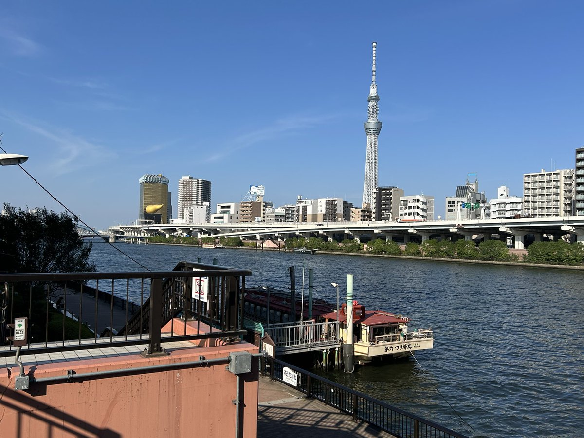 thecraterjp's tweet photo. Looking Back over 2025📸
ザ・クレーター on 8.17 浅草GoldSounds(LIVE&amp;オフショット)🏮

この日のfoodは浅草GoldSoundsのブッカーのとしぞー君が握る寿司だったが、こちらも美味かった🍣思い返せばグルメLIVEな8月でした。菊

📸by @ebonyeye21 &amp;？ 

#ザ・クレーター #livephoto #浅草 #GoldSounds https://t.co/q8SBUfgBoi