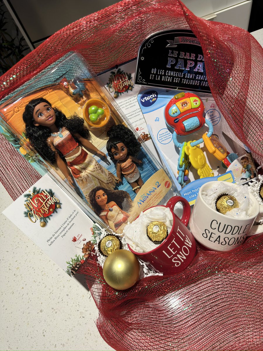 SonCadeau's tweet photo. À des milliers de kilomètres, la magie de Noël a voyagé de la Paris 🇫🇷 jusqu’à Montréal 🇨🇦 ✨
Notre cliente souhaitait émerveiller la famille de son frère…
Les enfants étaient émus, les sourires sincères, les cœurs remplis.
Mission accomplie ✨

#family #christmas #surprise https://t.co/kzlmp2Smbb