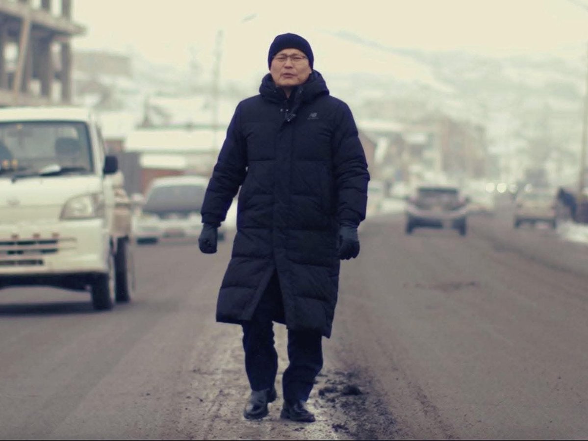 Миний даргыг шүүмжлэх юм бол чи нэг бол Ардаа эзэнтэй боол гэсэн үг, эсвэл Амиа бодсон хөгийн муу хүн гэсэн үг. Аль нь ч байсан чи улс төрд л санаархаж ийм юм хийж байгаагаас гарцаагүй! 
Африк даргын зүйр үг...