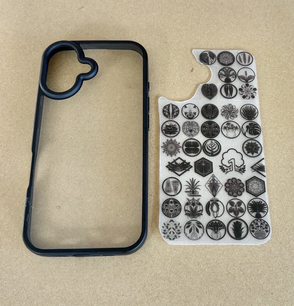 kaneta_y's tweet image. 年末の大掃除で天一のシールが出て来たので、スマホケースをデコレーションしてみました📱

スマホのサイズもあって全部のマークが貼れませんでしたが
良い感じに🪴

外のカバー汚れたら交換すれば良い様にしてみました✋