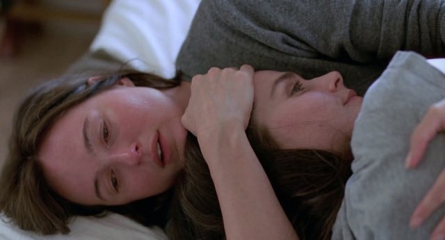 Mariorarara's tweet image. Hay una escena hermosa en Sentimental Value: después de leer el guion de su padre, las hermanas hablan de la difícil infancia que las marcó y del vínculo que las salvó. Un plano inicial las muestra como dos mujeres adultas, pero el contraplano apenas deja asomar sus cabezas sobre…