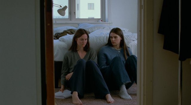 Mariorarara's tweet image. Hay una escena hermosa en Sentimental Value: después de leer el guion de su padre, las hermanas hablan de la difícil infancia que las marcó y del vínculo que las salvó. Un plano inicial las muestra como dos mujeres adultas, pero el contraplano apenas deja asomar sus cabezas sobre…