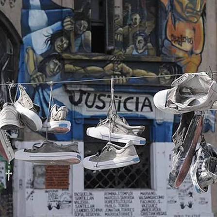 A 21 años de la masacre de Cromañón.
La memoria siempre vigente por los sueños que se hundieron allá. No olvidar, siempre resistir.