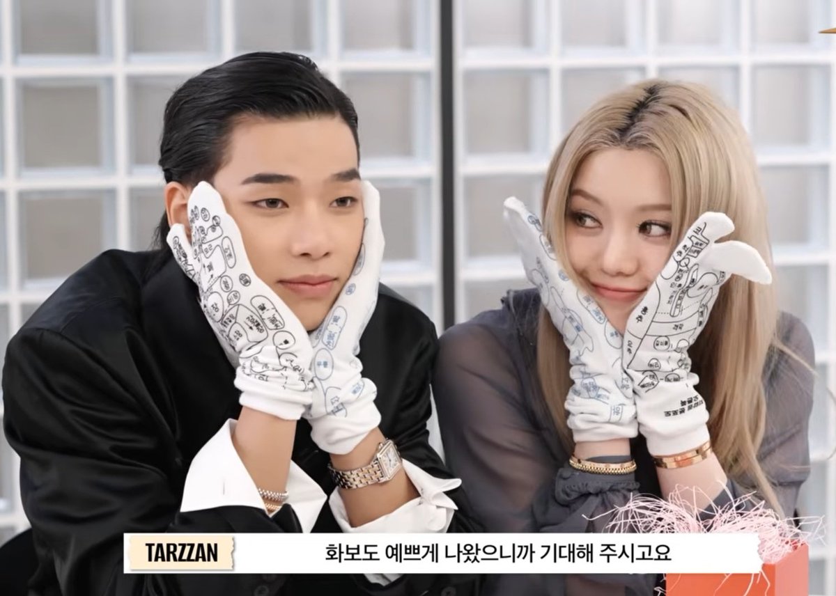 아 행복해...
손에 끼고 있는게 발지압 양말인게 킬포