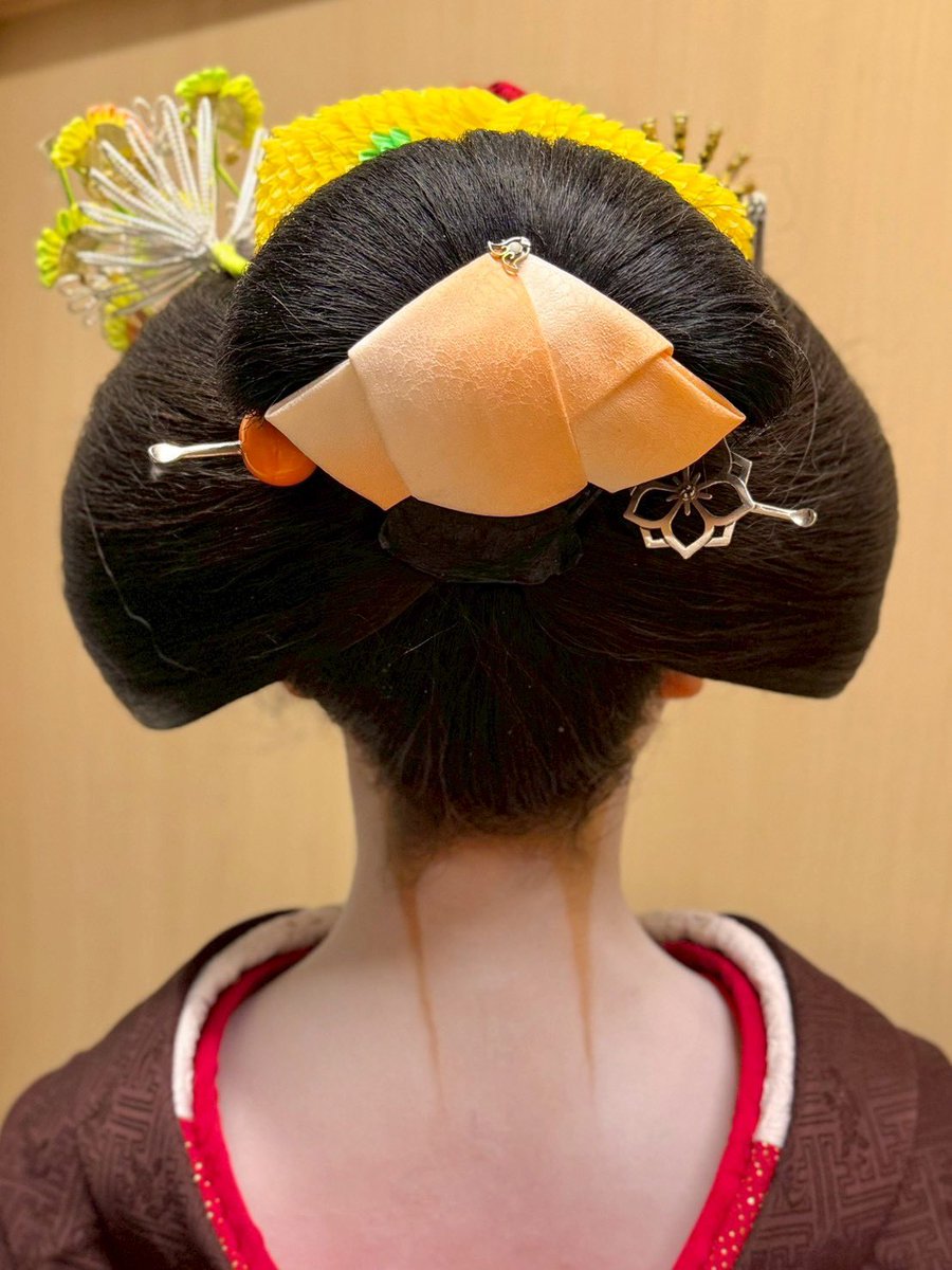 舞妓さん姿のふく凪さん11月は、ふくら雀の簪。 @shigemoridos #しげ森