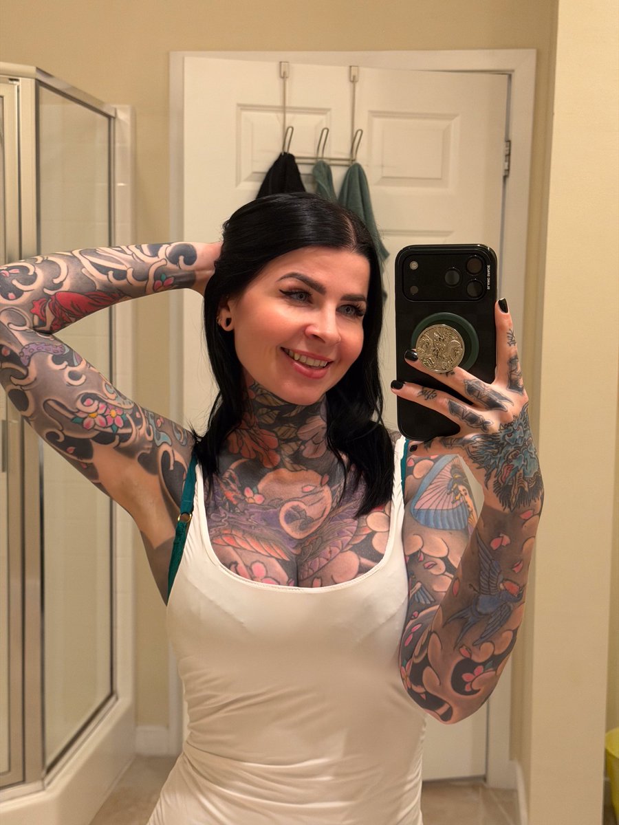 irezumibeth's tweet image. Some art is meant to be seen up close. 😜