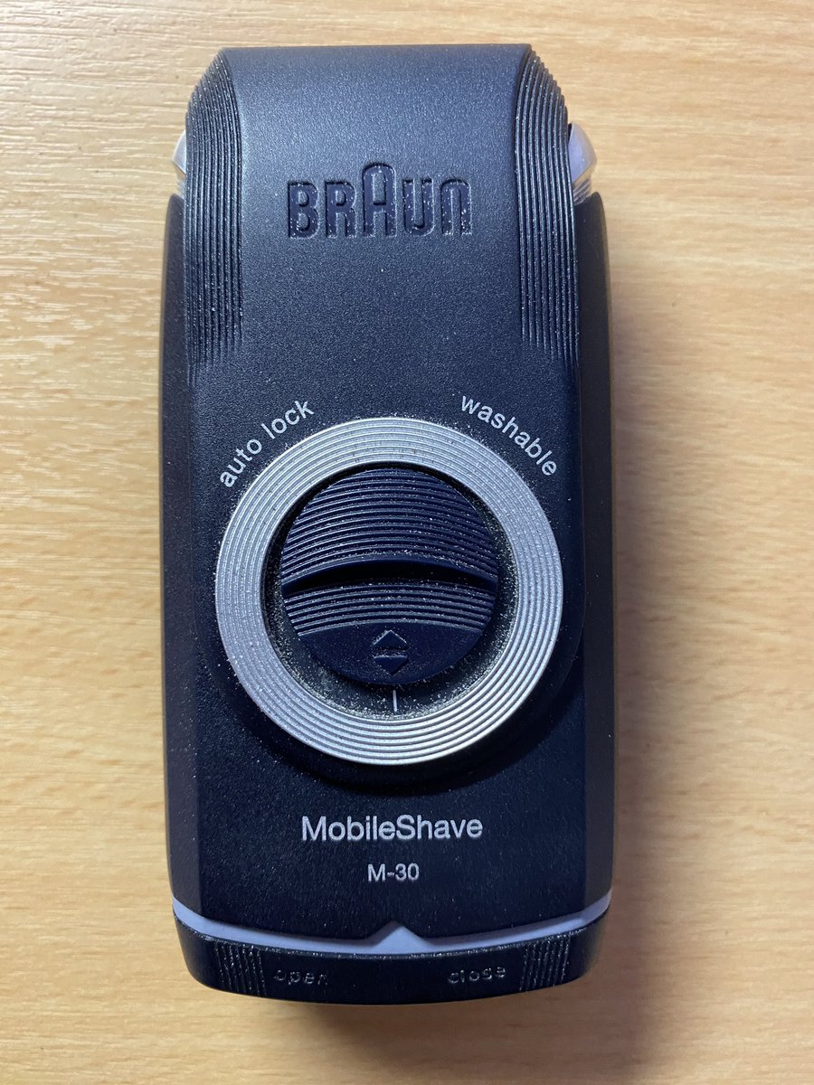 捨てたもの805。年末の忙しい時期に髭剃りを落として壊してしまいました。高城剛さんがかなり前にオススメしてたブラウン製品を使い続けています。もちろん同じものを買いました。3台目です。 #一日一捨