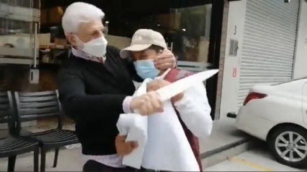 Rocha4T's tweet photo. ¿Solidaridad? Tú no conoces eso.

¿Exigir cuentas? Tú no conoces eso.

¿Responsabilidad cívica? Tú no conoces eso.

¿Callar? TÚ SÍ CONOCES ESO.

Cuando tu padre atentó contra la vida de un joven que hacía su trabajo, tú no dijiste nada, hasta usaste autoridades a conveniencia.

Vaya payaso.