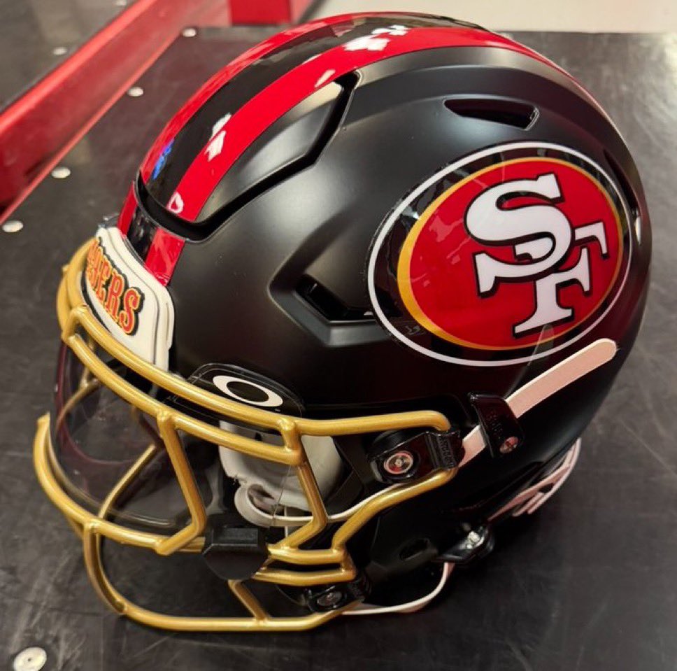 49ersSportsTalk's tweet image. It’s officially Seahawks Week 😤

The #49ers will be rocking this helmet on Saturday🔥

How would you rate it out of 10? ⬇️