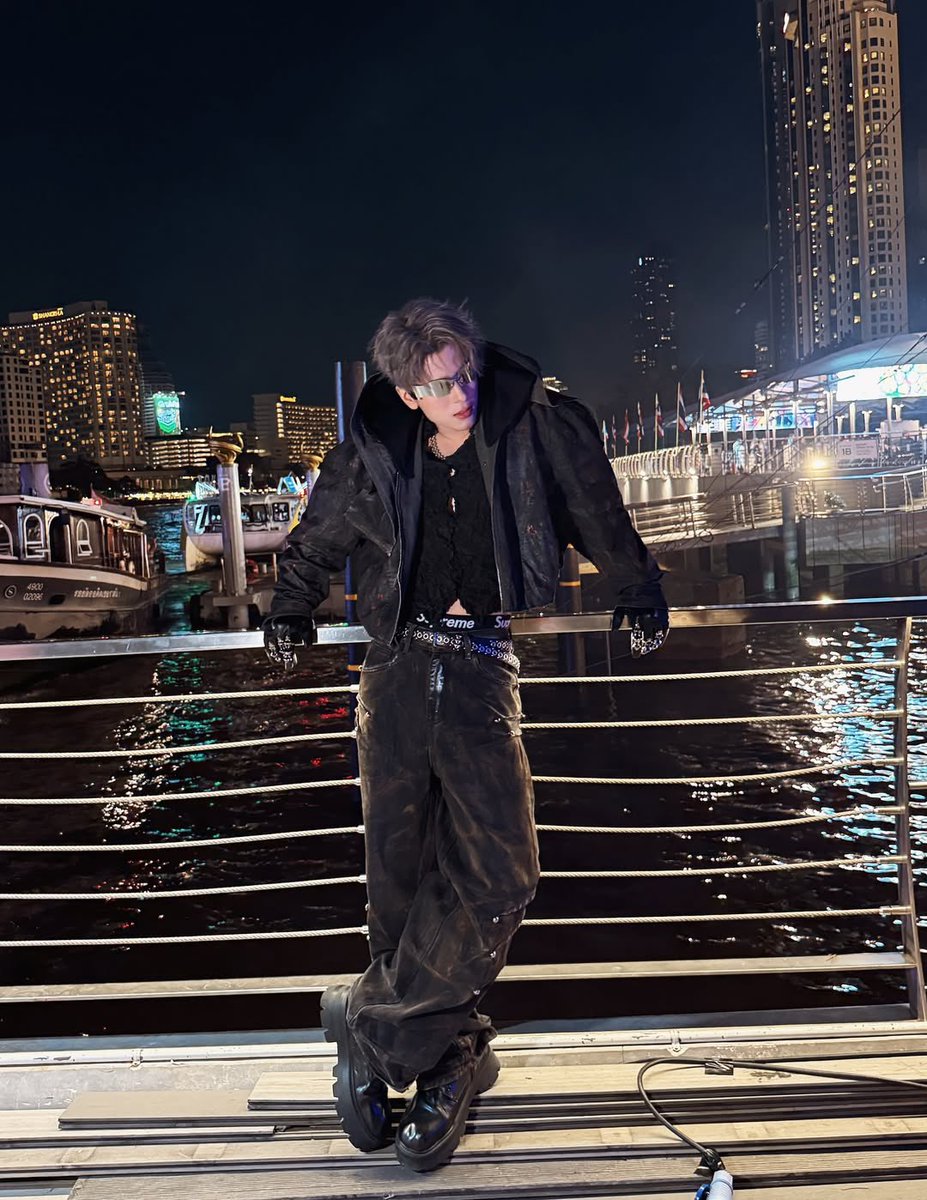 ชอบรูปนี้อะ มันแบบ Global Artist เวอร์ โคตรจะเท่ โคตรจะแฟชั่นนิสต้า โคตรจะตัวพ่อ ออร่าเวอร์ 😎🤘🏻🖤