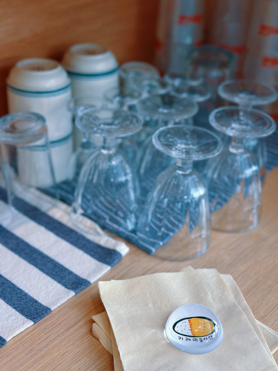 by___ism's tweet image. 연말은 연말이다. 점심 저녁마다, 일 년을 무사히 지나왔다고 다독이며 서로의 안부를 확인하는 자리들로 끊임없이 채워진다.