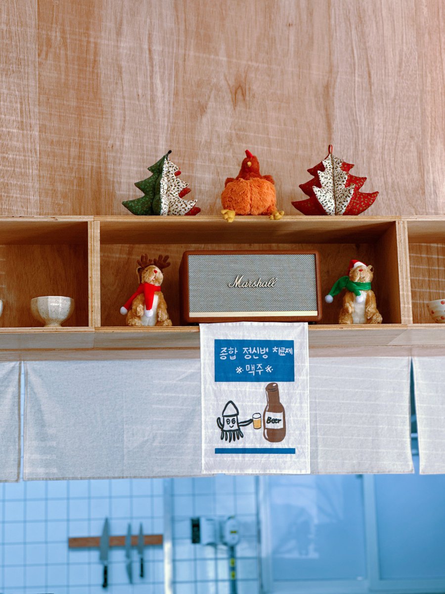 by___ism's tweet image. 연말은 연말이다. 점심 저녁마다, 일 년을 무사히 지나왔다고 다독이며 서로의 안부를 확인하는 자리들로 끊임없이 채워진다.