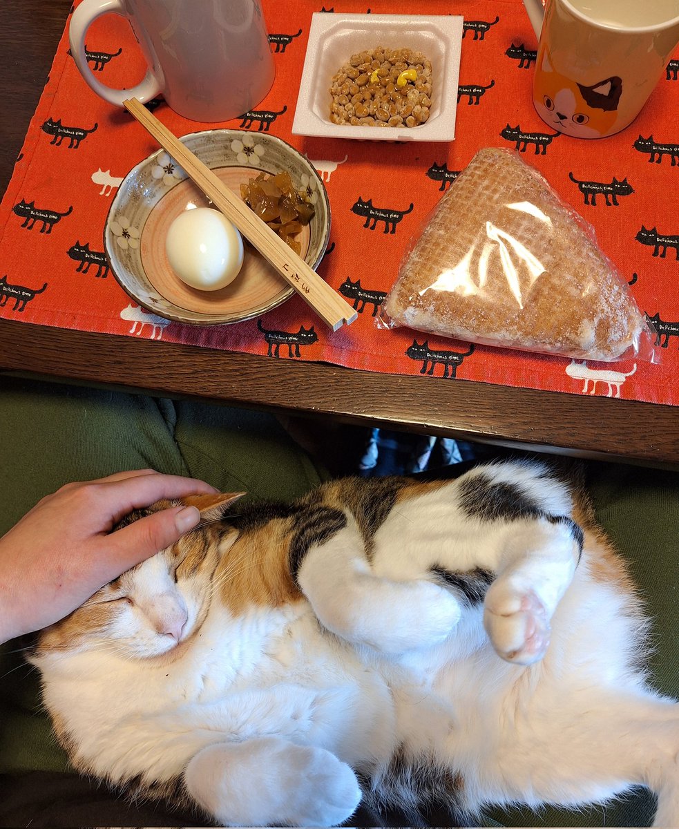 kawaii_nekoniko's tweet image. ゆでたまご福神漬け納豆トライアングルたべました